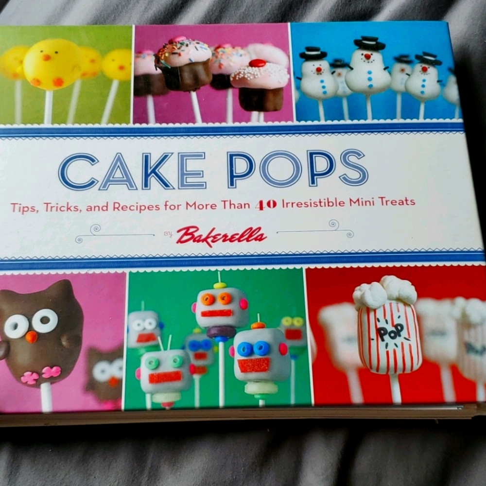Cake Pops recipe book by Bakerella
